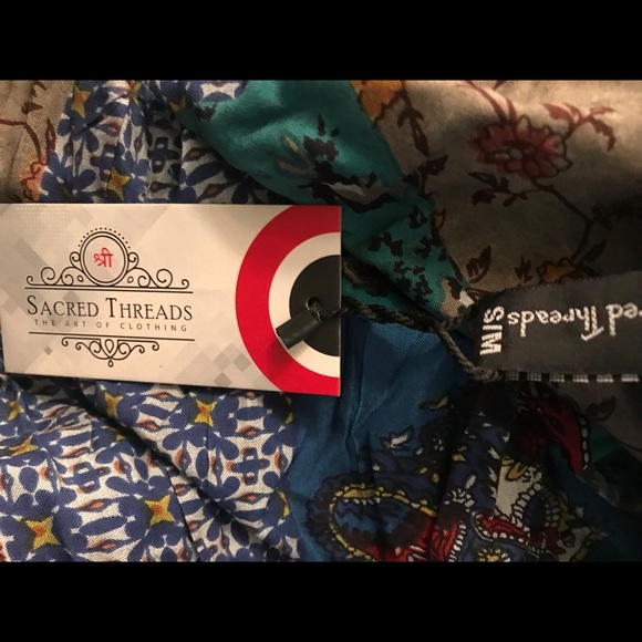 NWT.   PATCHWORK PRINT Dress in S/M.  BL/RD1


220757 - Picture 5 of 7